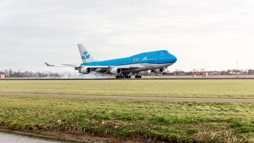 Vliegtuig stijgt op van de landingsbaan