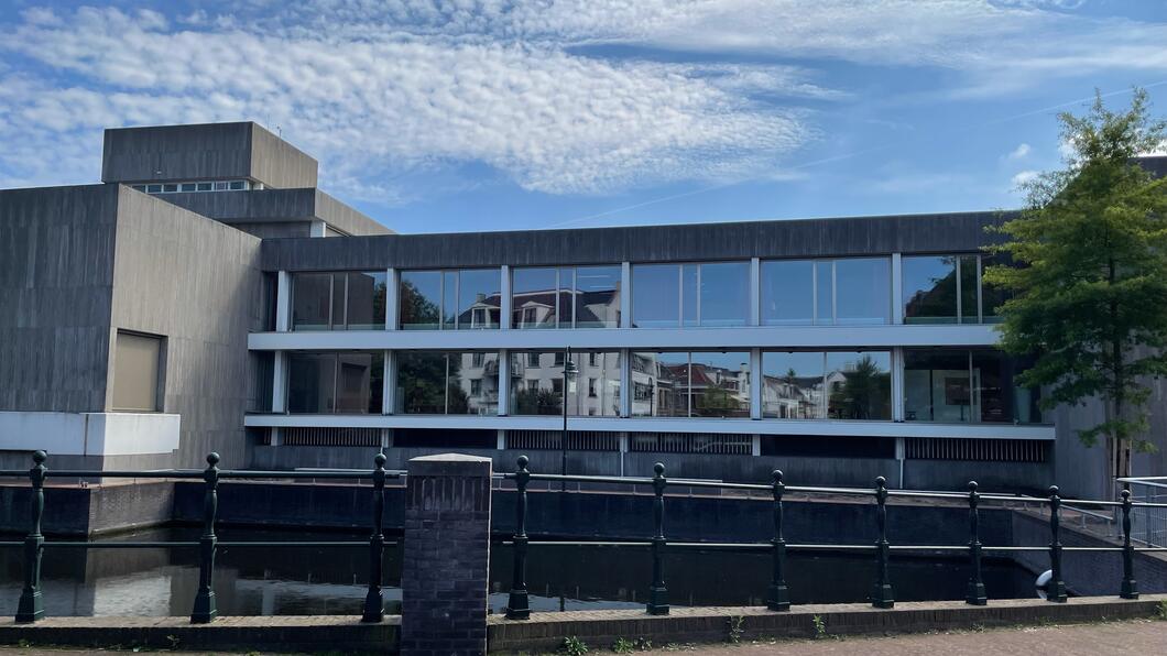 Zijaanzicht gemeentehuis Gooise Meren