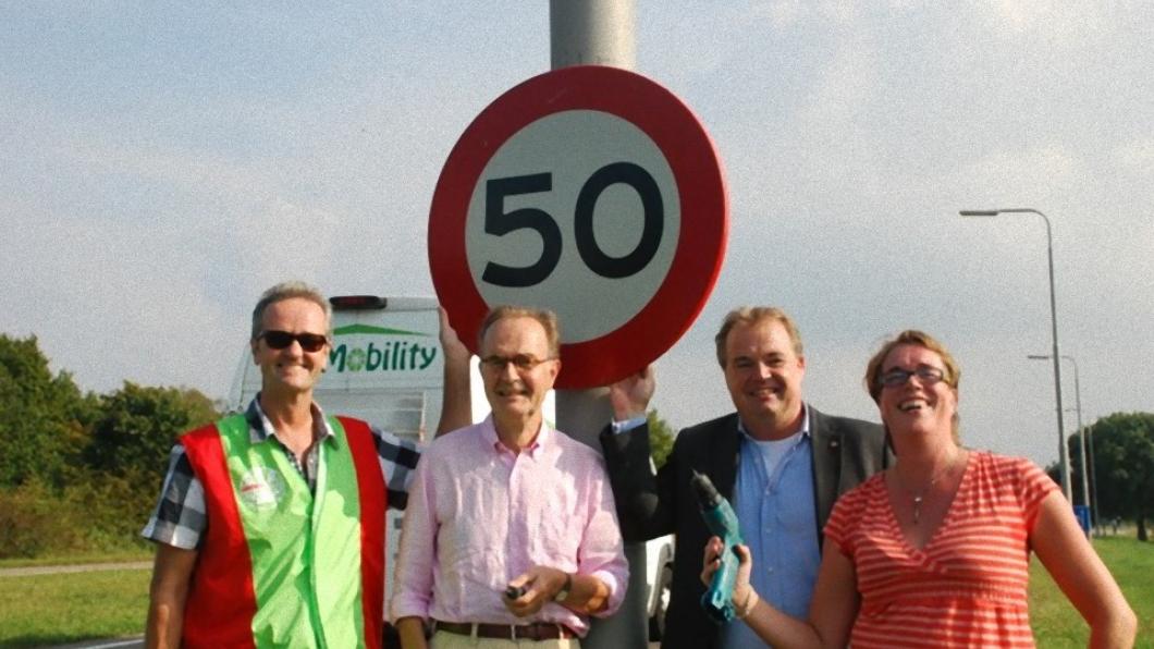 In september 2014 hingen we zelf een bord op. Nu is er een officieel bord.