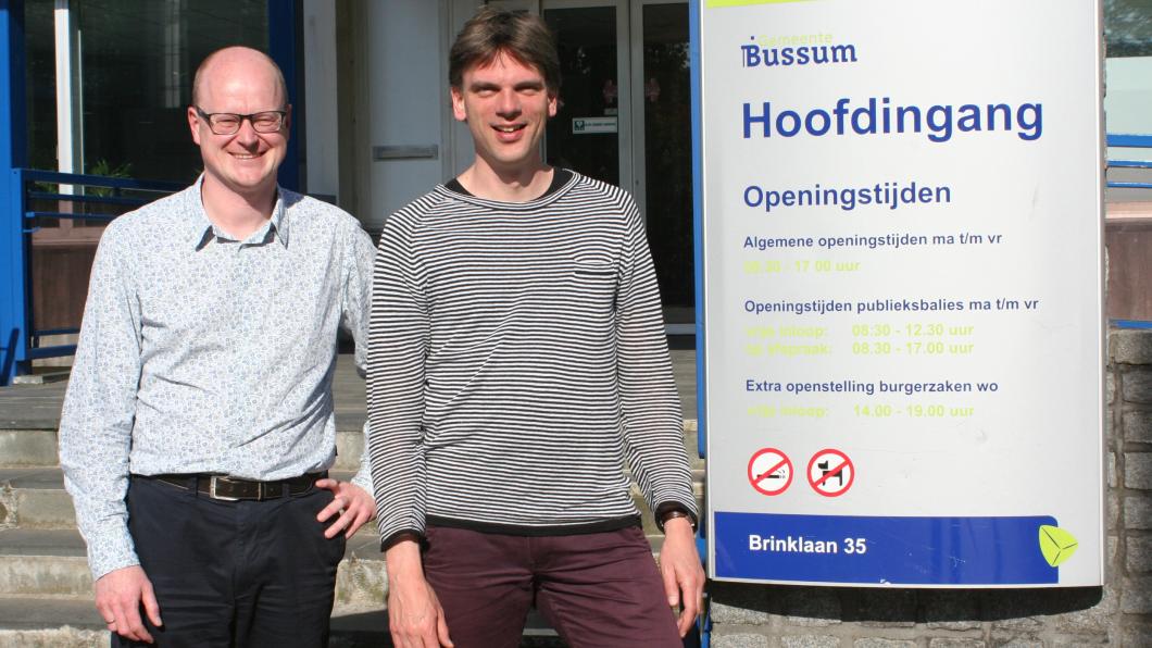 Dries Bartelink (fractievoorzitter Naarden) en Gerben Struik (fractievoorzitter Bussum) Dries Bartelink en Gerben Struik_zonnepanelen.jpg