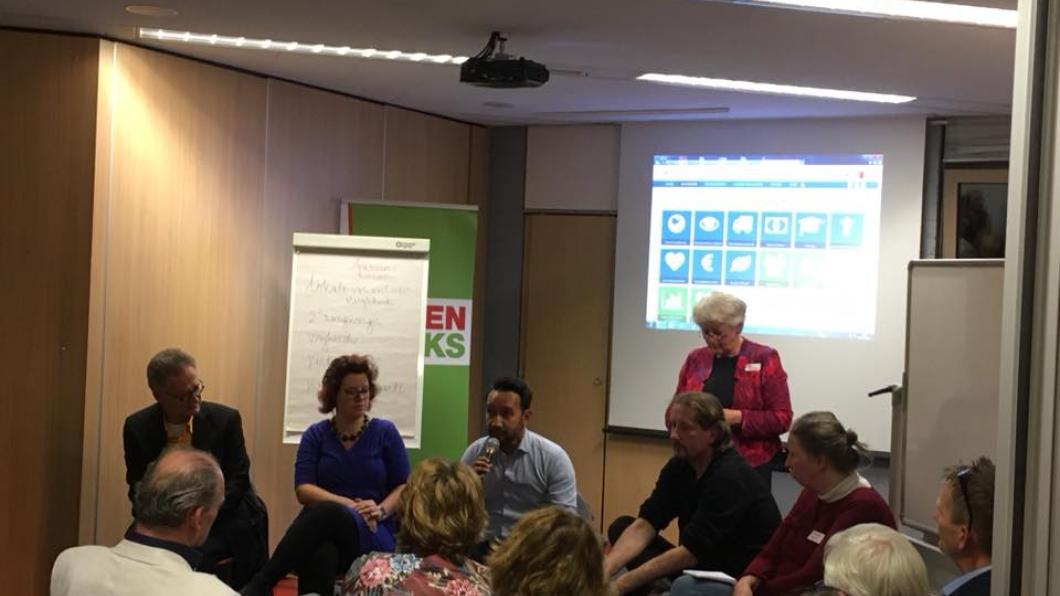 De thema-avond Basisinkomen op 26 oktober trok een volle zaal. Foto Basisinkomen.jpg