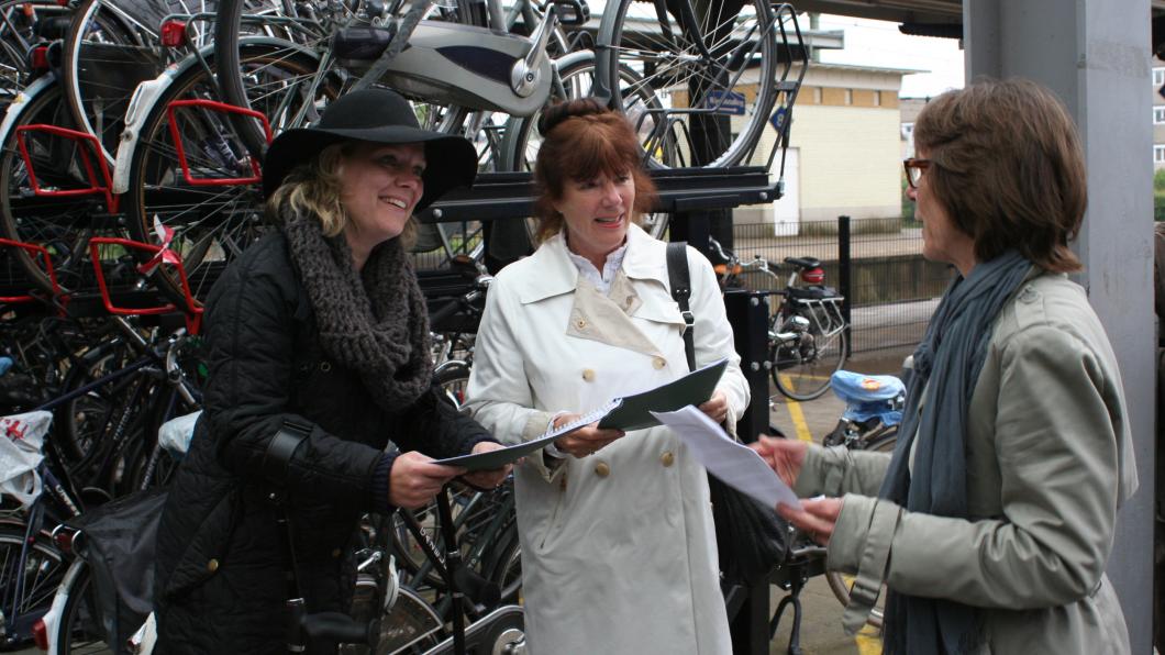 Maria van Rooijen overhandigt de meldingen aan de wethouders Van Ramshorst en Sanderse Overhandiging meldingen Fietsmeldpunt