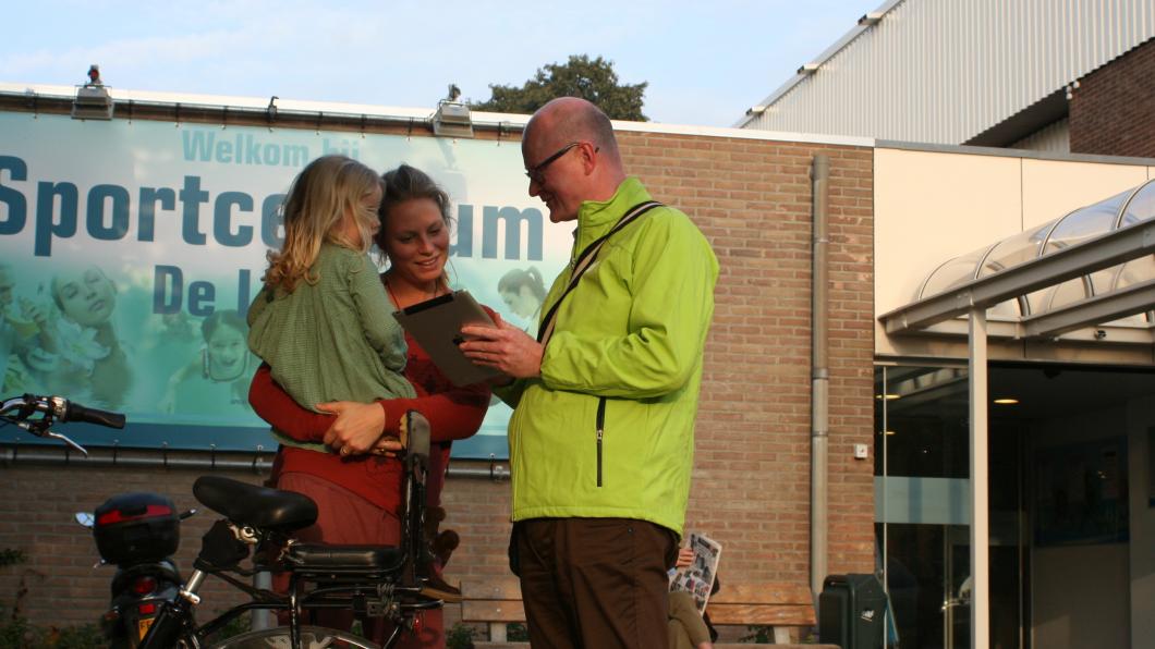 Fractievoorzitter Dries Bartelink verzamelt handtekeningen bij zwembad De Lunet (Foto: Maria van Rooijen)