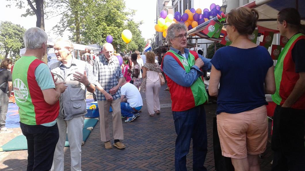 Kandidaten in gesprek met voorbijgangers Kandidaten in gesprek met voorbijgangers