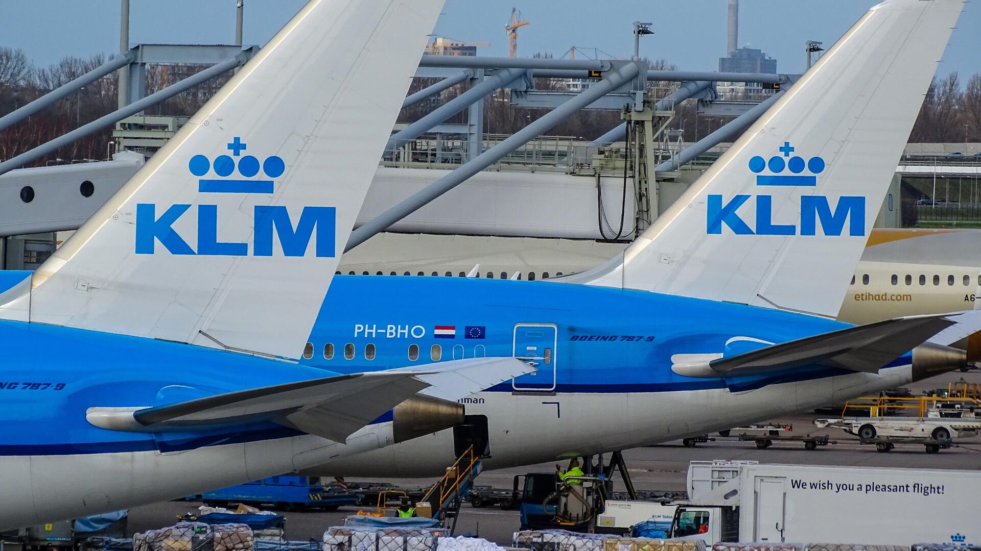 Twee KLM vliegtuigen staan op het vliegveld