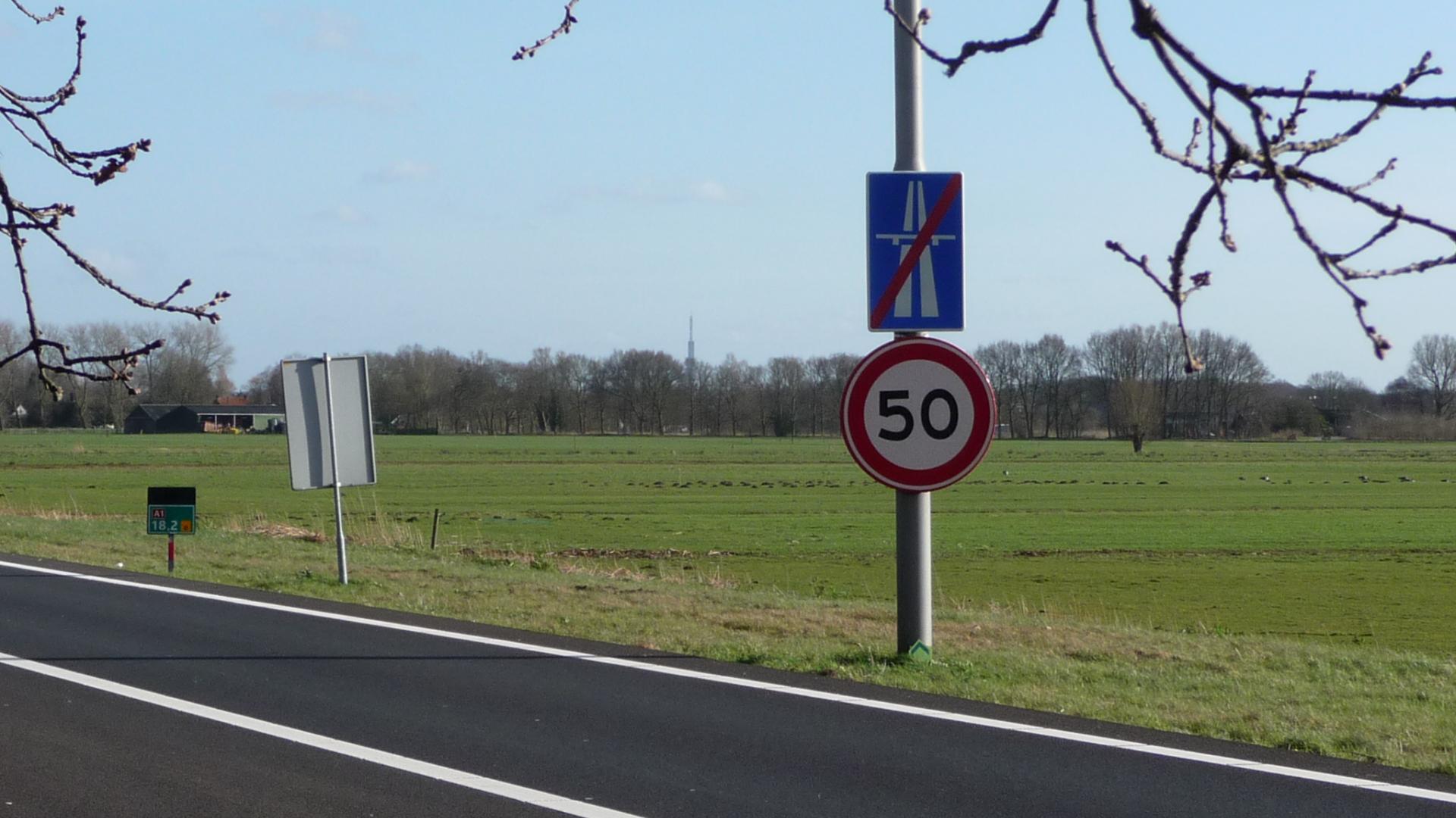 Het nieuwe officiële bord op de Rijksweg